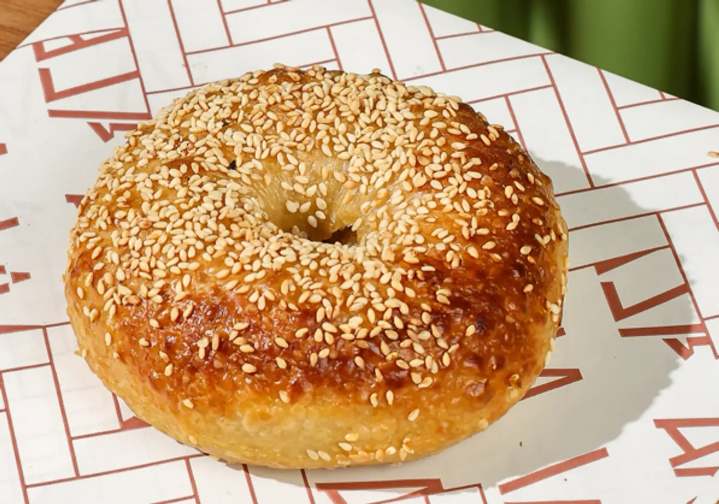 بيجل بالخميرة الطبيعية بالسمسم