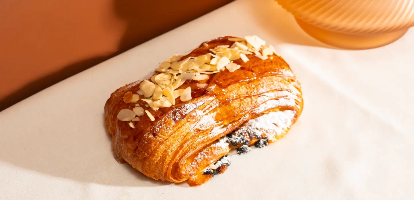 بان سويس بخلطة اللوز