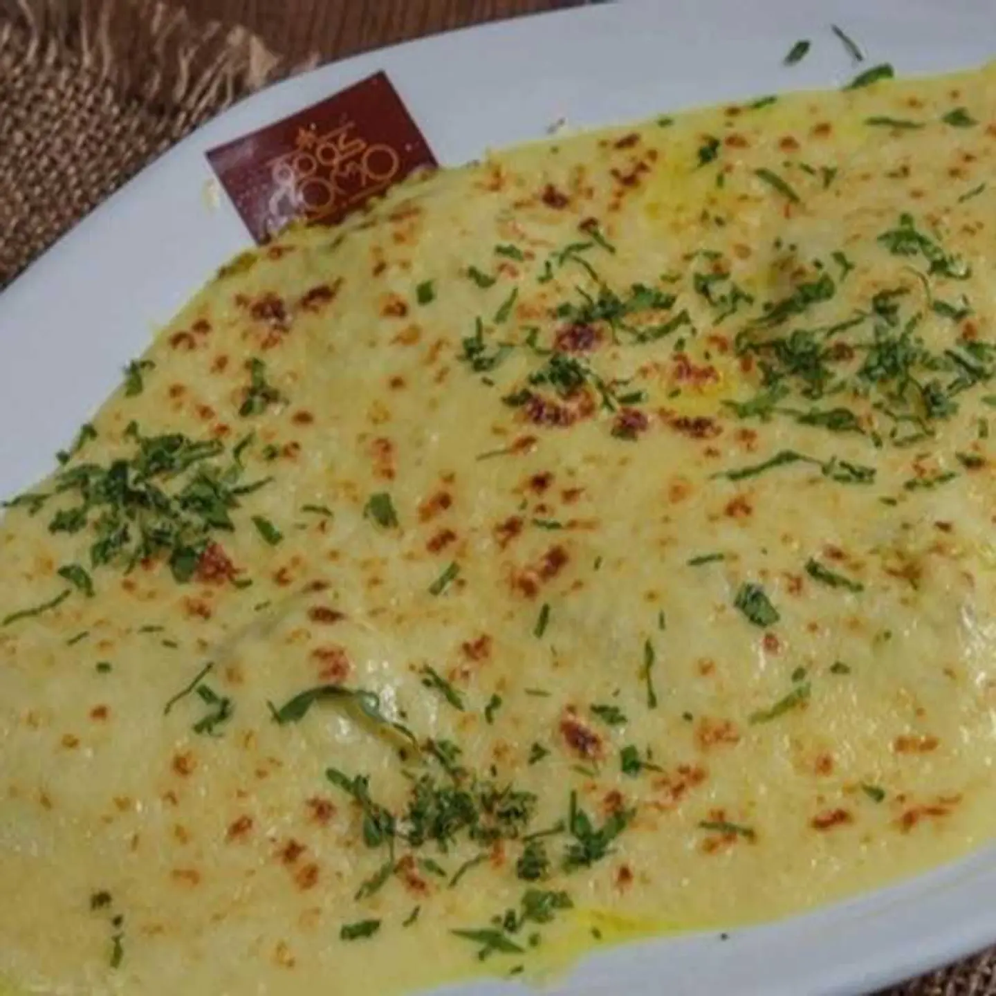 شرائح هامور مع جبنة البارميزان