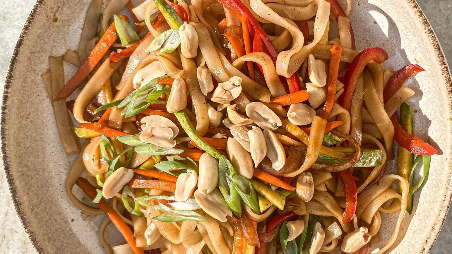 باد تاي نودلز + خضار