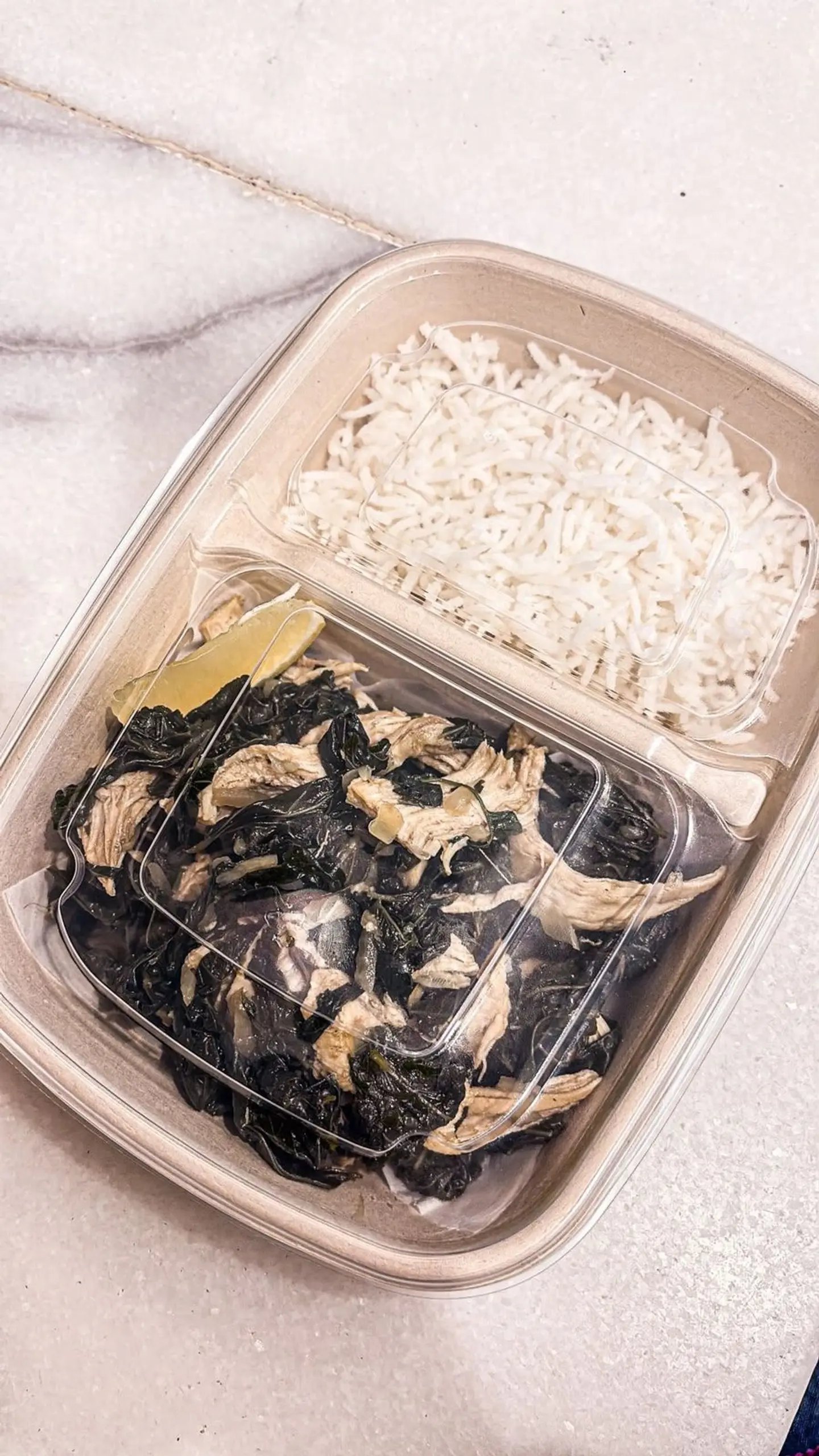 ملوخية عضوية بالدجاج مع أرز بسمتي