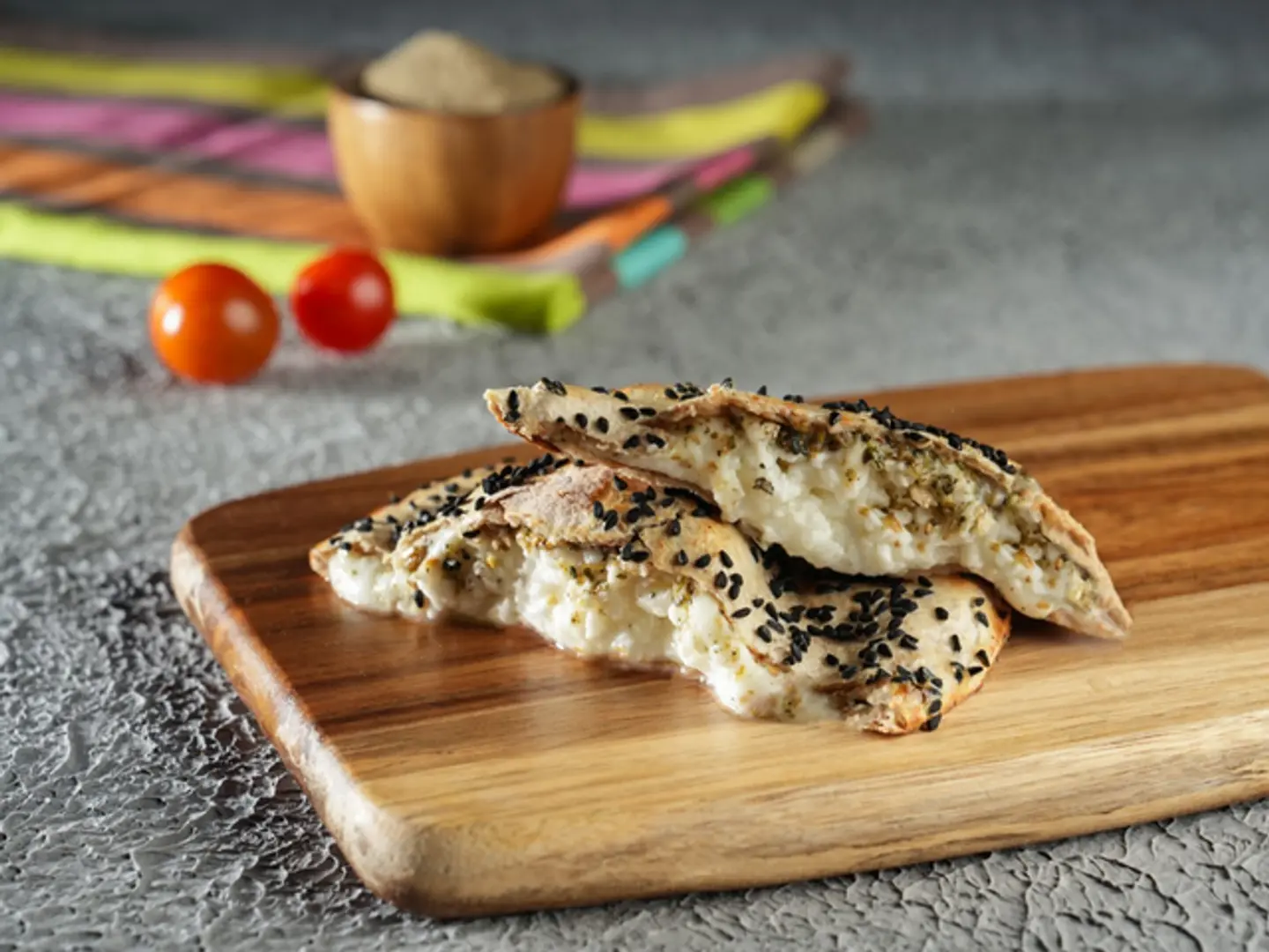 فطيرة جبن عكاوي زعتر ( خبز بر ١٠٠%)