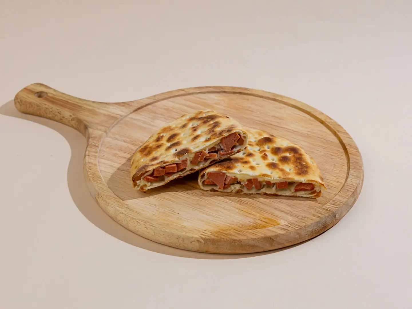 فطيرة نقانق بالجبن