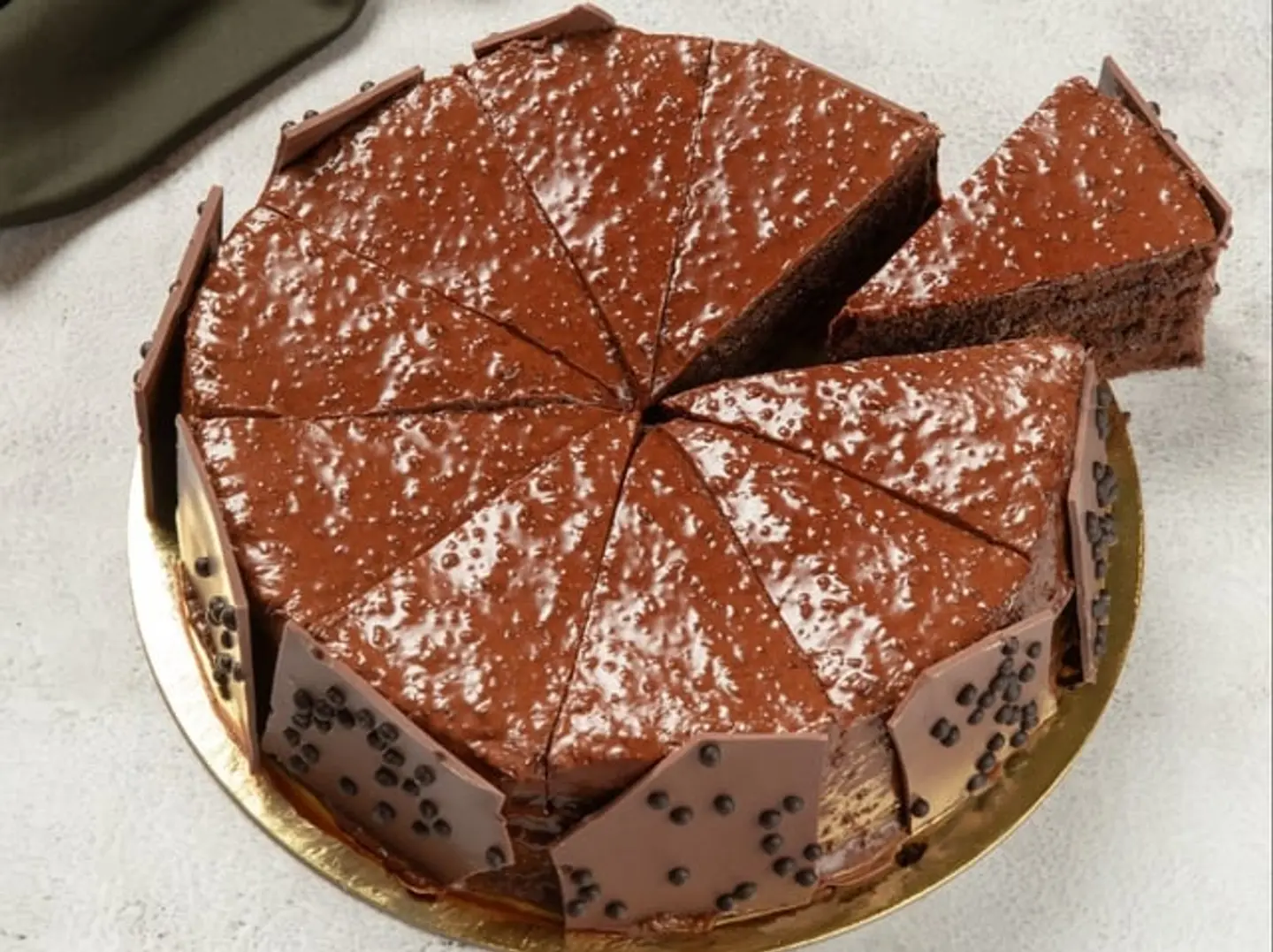 Crunchy Chocolate Cake – Family Size (10 Pieces)