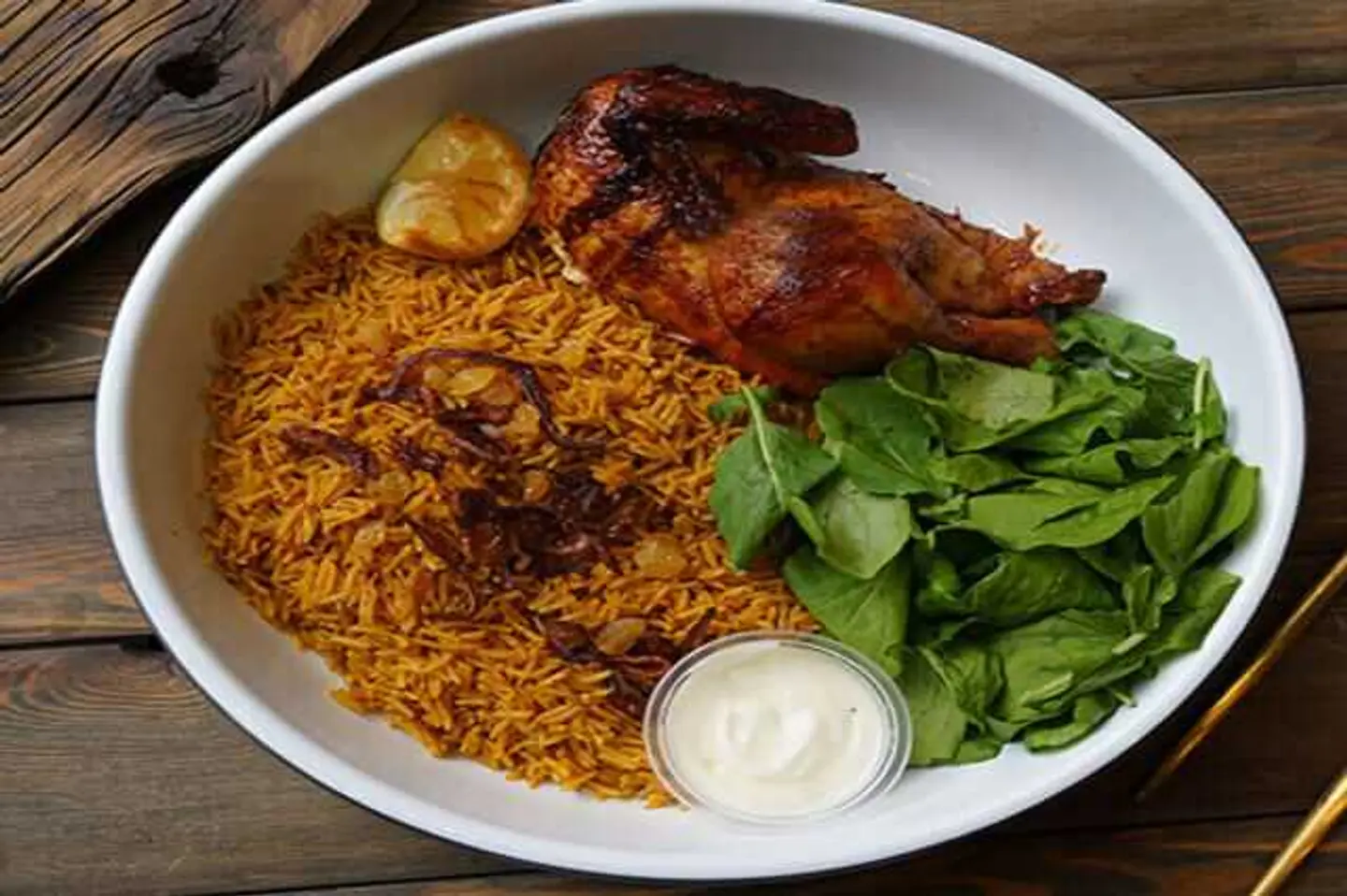نصف دجاجة مع أرز محمر حار