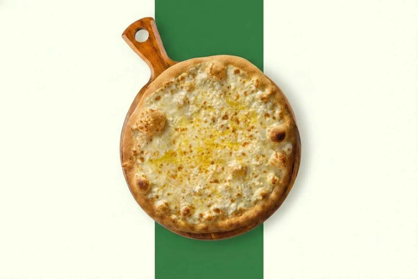 بيتزا الأجبان الأربعة كبيرة