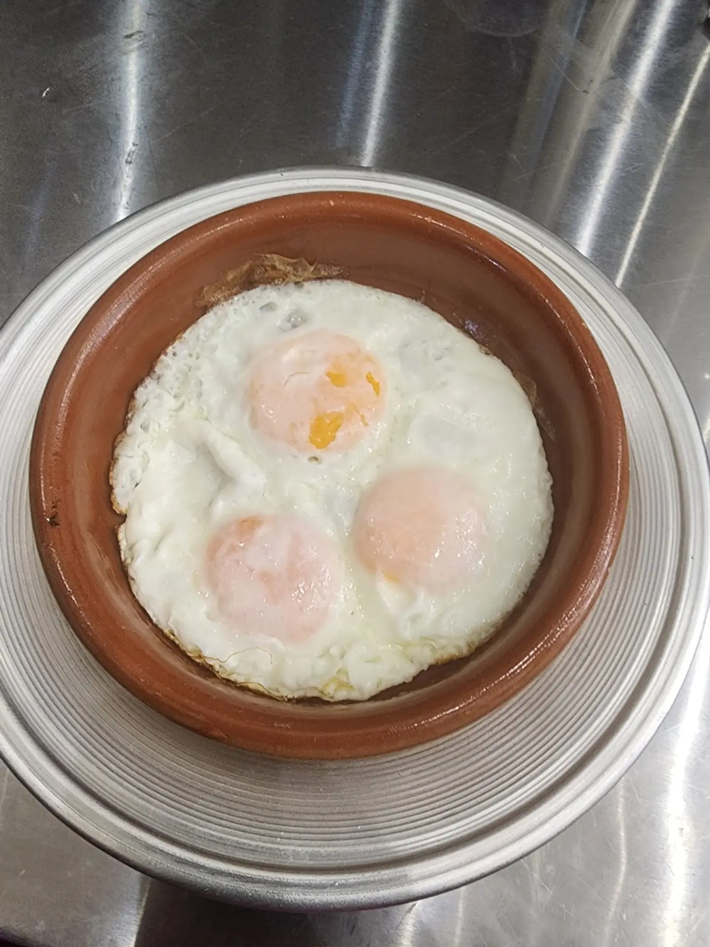 بيض عيون