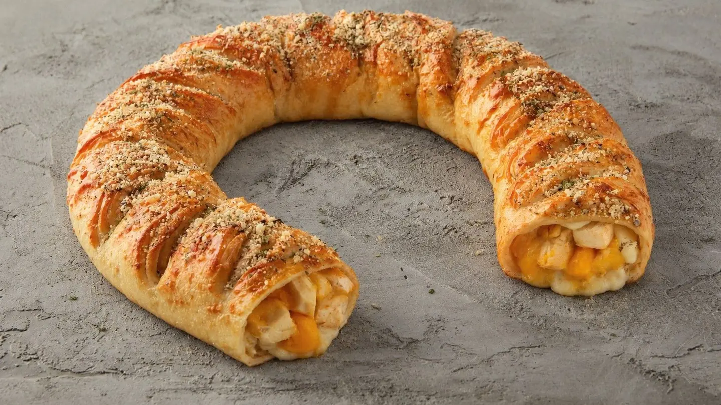 Stromboli Chicken & 3 Cheese (Feeds 4 To 6 Persons)