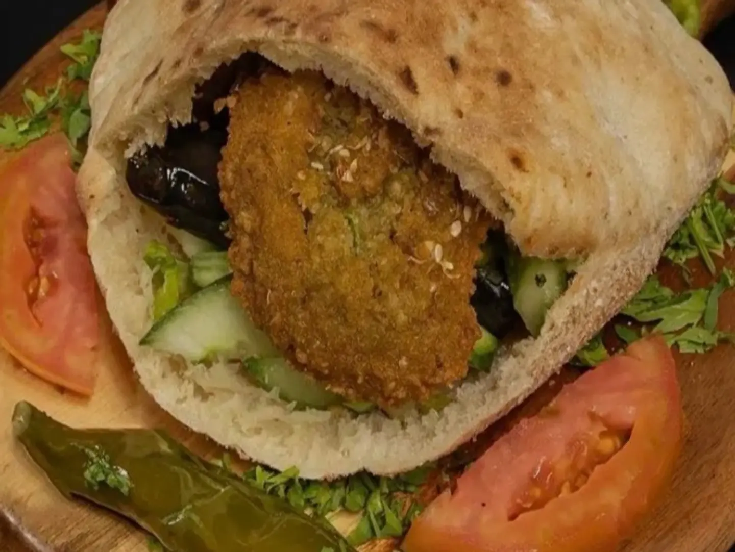 ساندوتش طعمية بالسلطة والطحينة