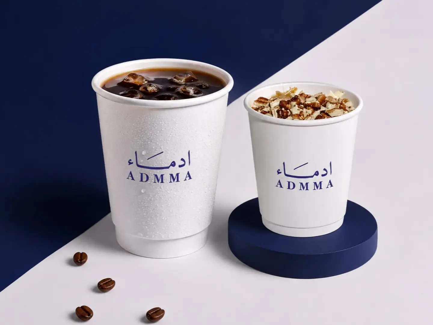 قهوة اليوم صغيرة باردة مع كب حلا