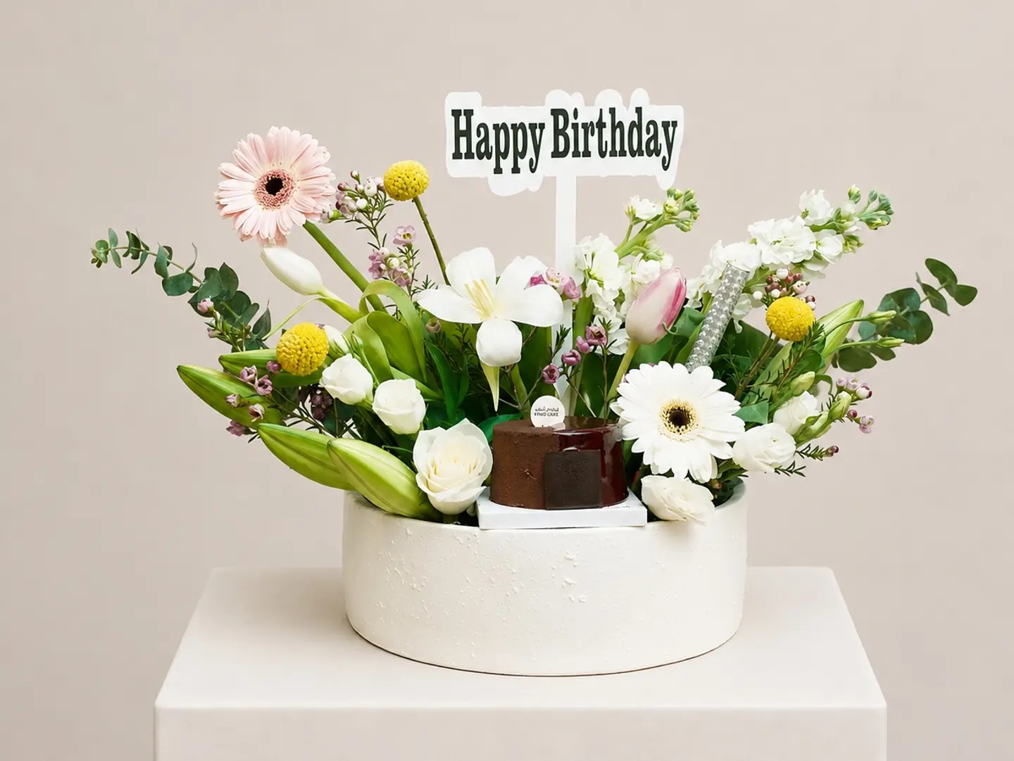 Christmas Flower Arrangement With Berry Brûlée Cake