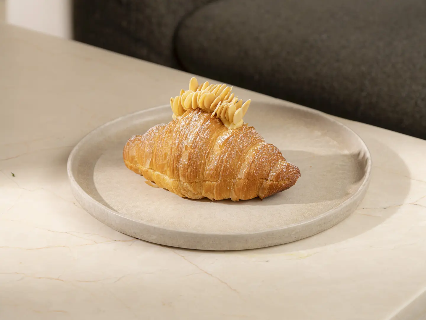 كرواسون بكريمة اللوز