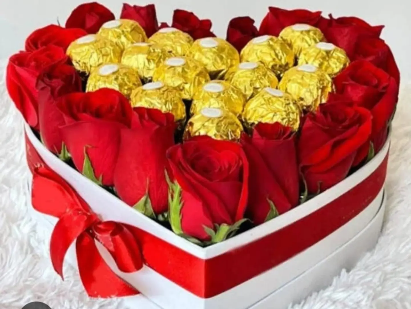 قلب عيد الحب بالورود والشوكولاتة
