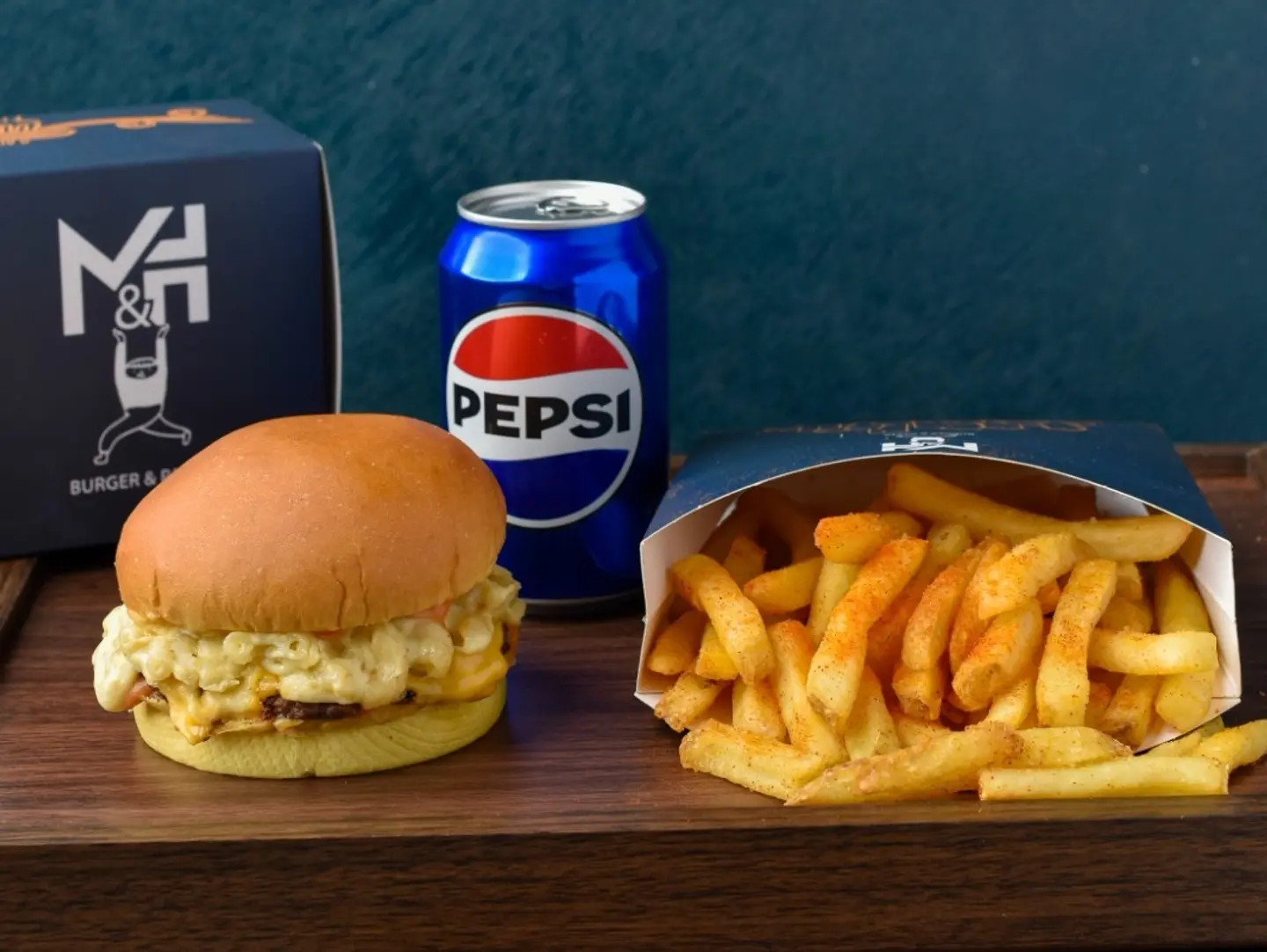 Mac& Cheese Burger With Fries And Drink