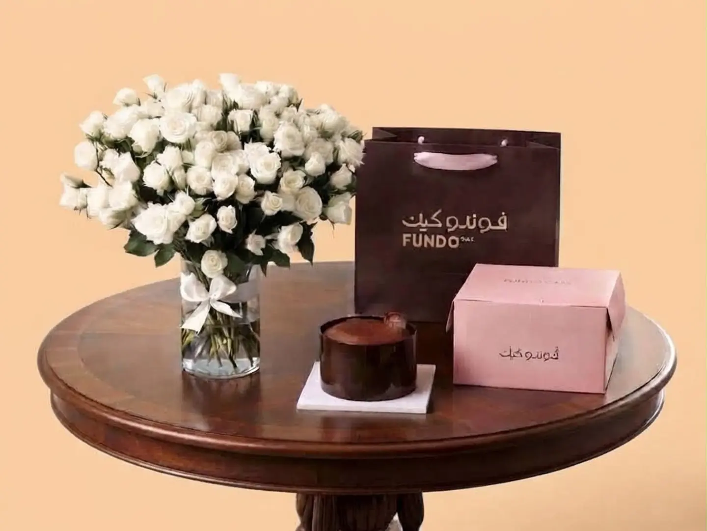 فوندو كيك مع فازه ورد - ابيض