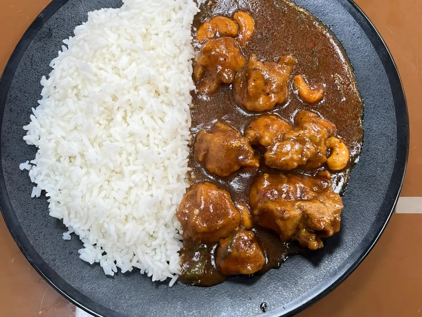دجاج بالكاجو مع الأرز الأبيض