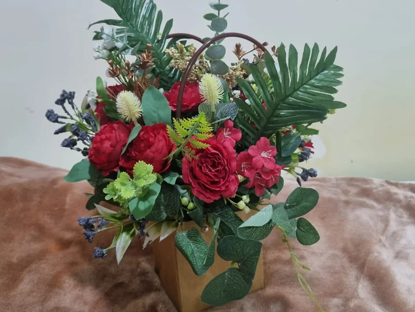 سلة زهور اصطناعية حمراء