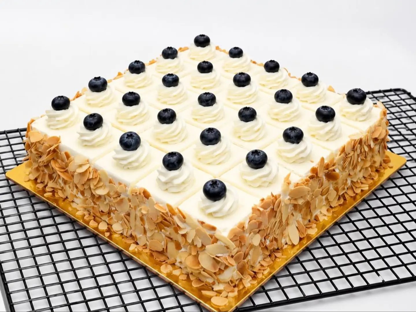 Cake With Berry And Lemon Filling, 25 Pieces