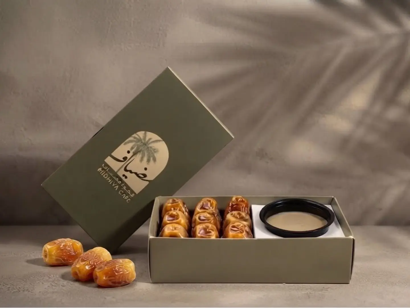 Sukkari Dates With Tahini