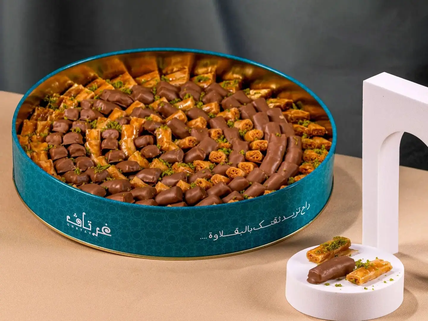 بوكس بقلاوة بالكاجو والشوكولاتة كبير غرتاف