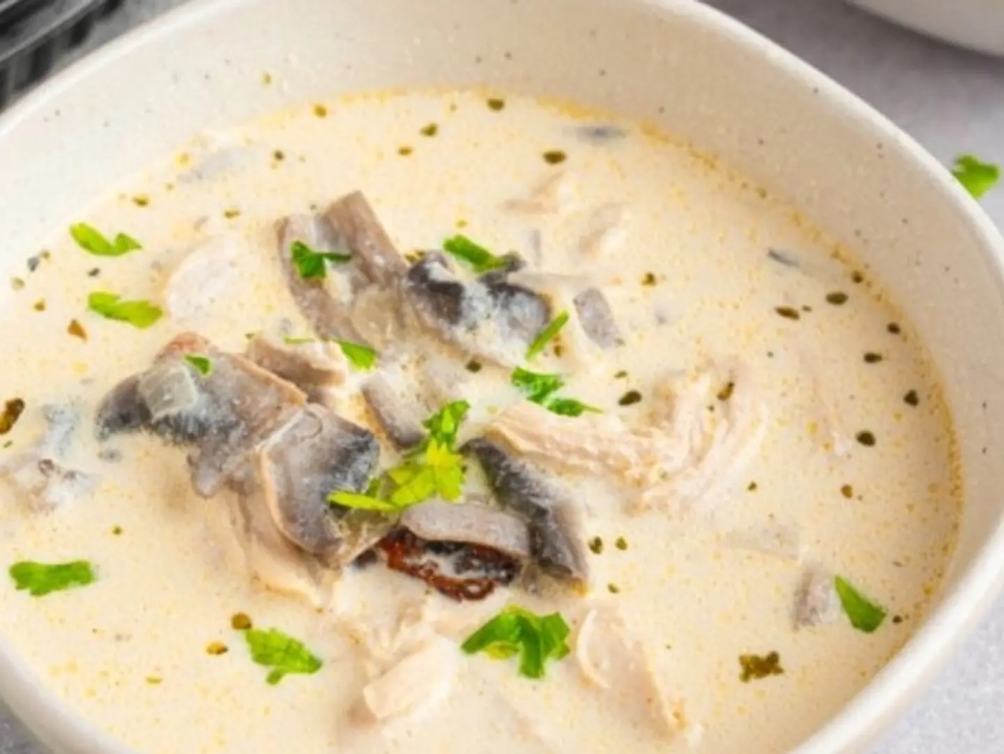شوربة الدجاج والفطر بالكريمة