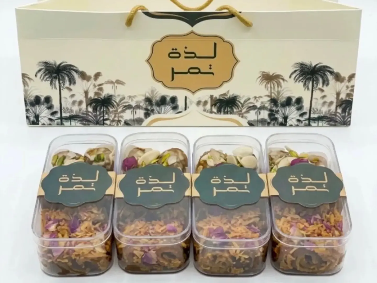 عدد 4 علب اكريلك ضيافة وسط تمر محشي
