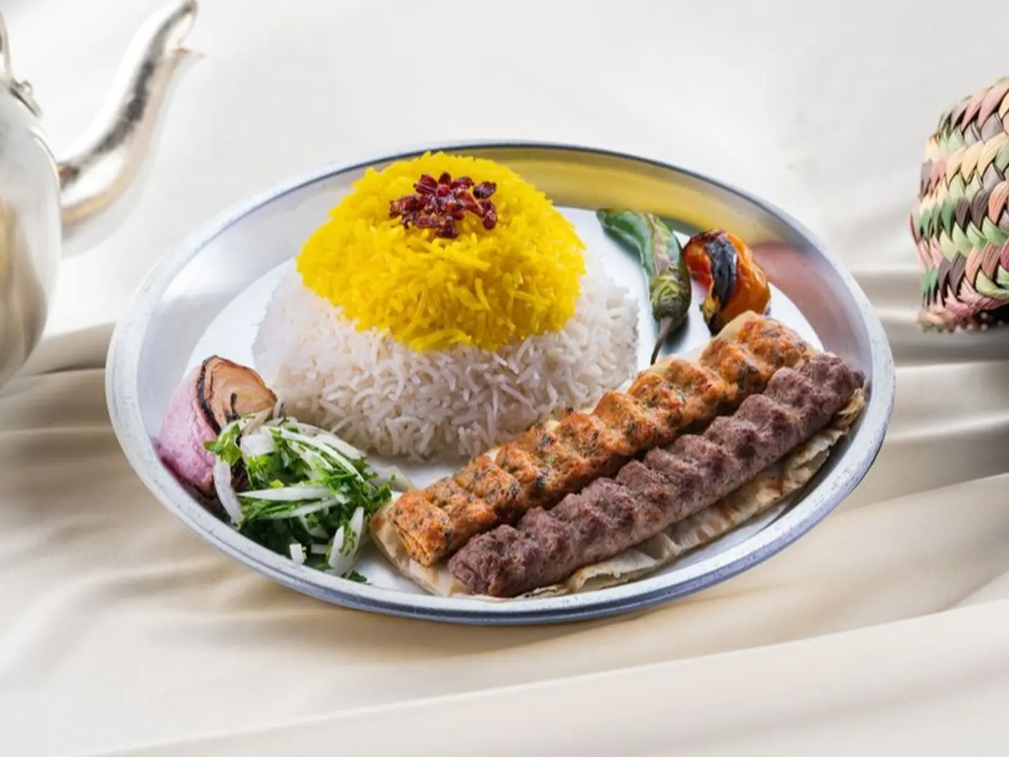 كباب مع رز زعفران - دجاج