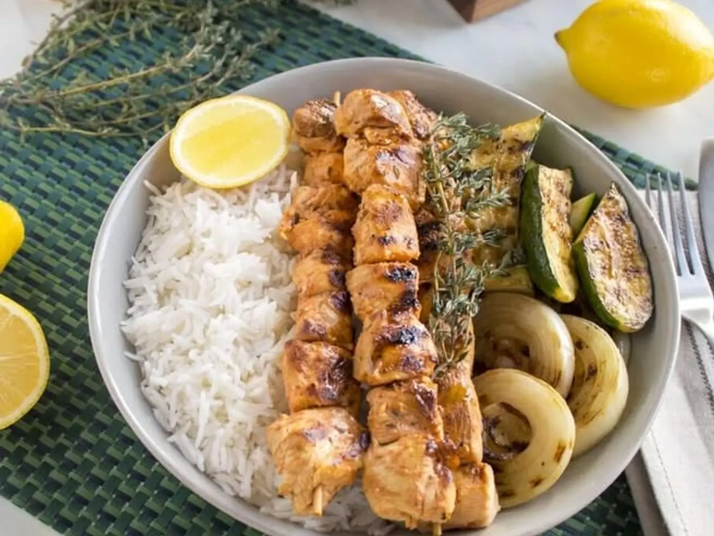 شيش طاووق (لحم ضأن أو دجاج) مع الأرز