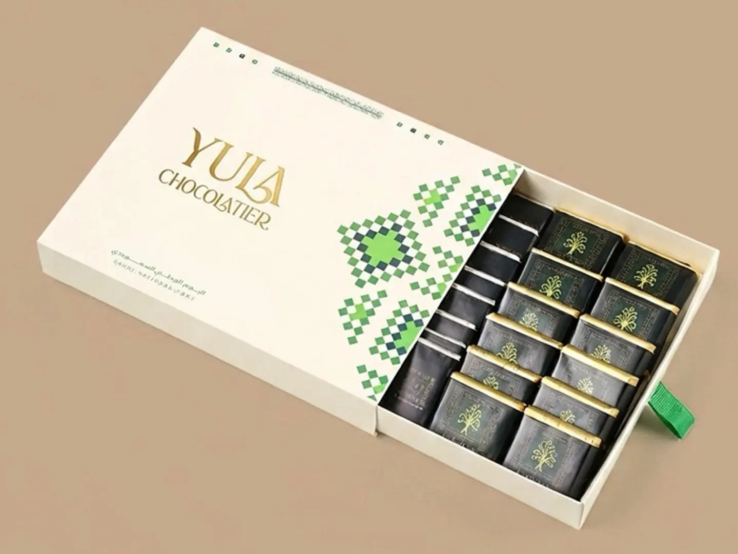 Al Majd Box   25 Wrapped Chocolate Pieces