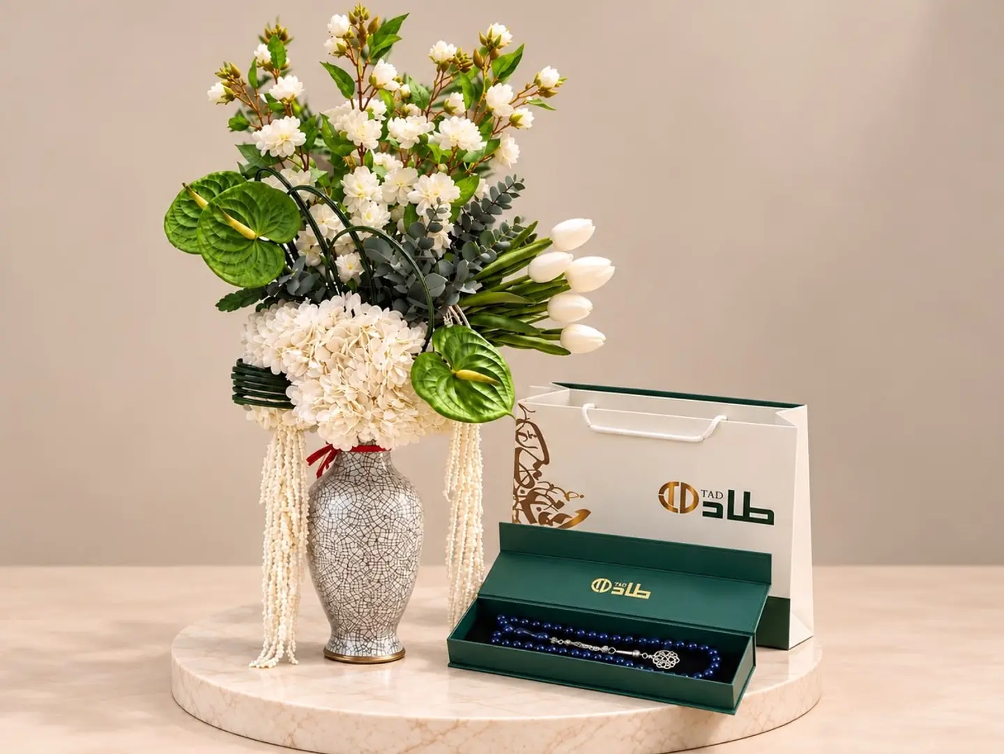فازة رونق النقاء مع سبحة طاد الفاخرة