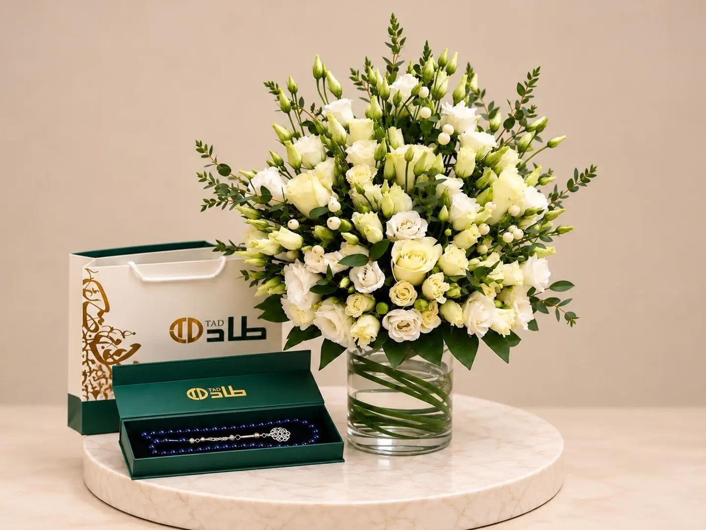فازة زهور الفخامة البيضاء مع سبحة طاد