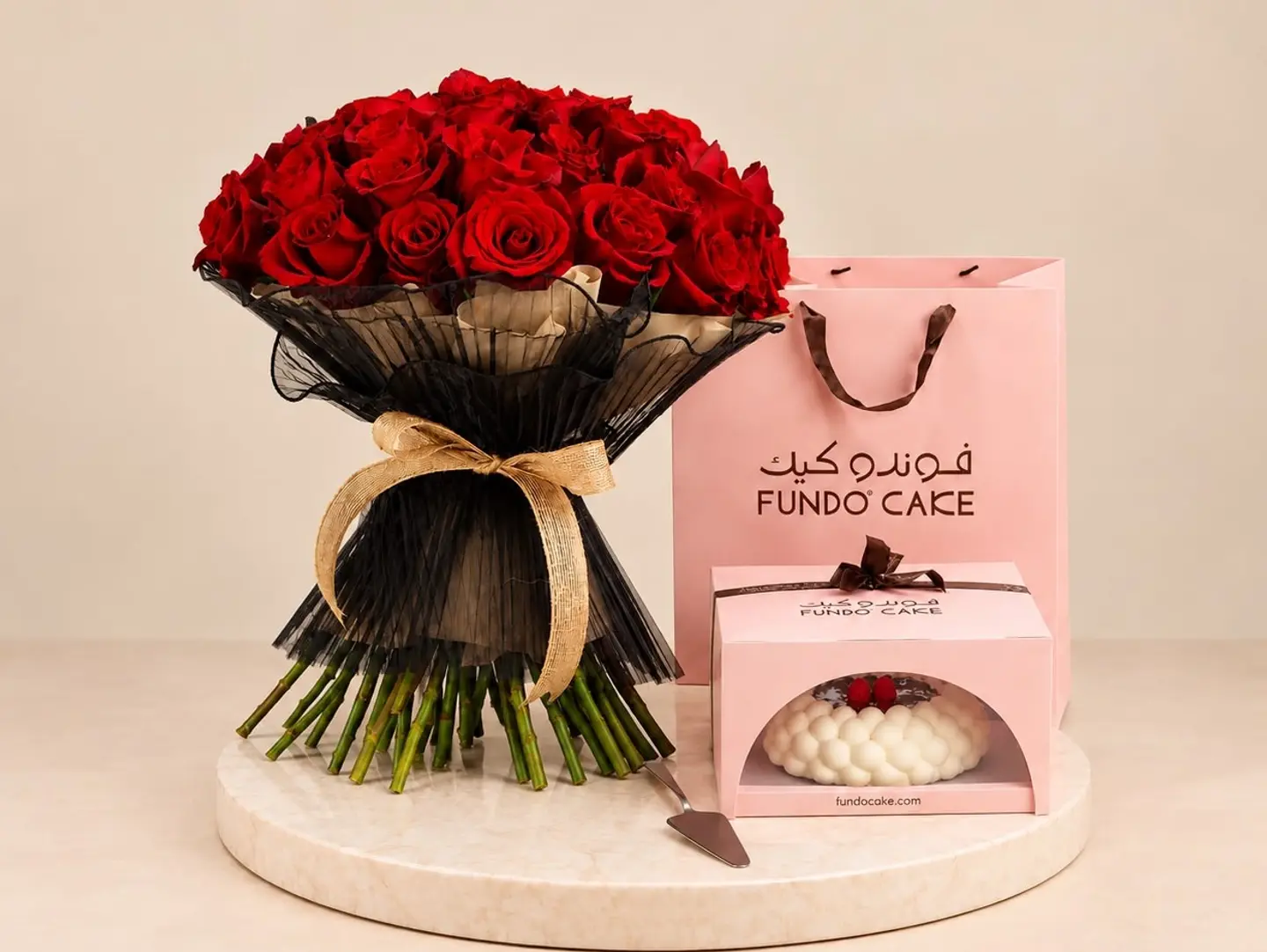 باقة الجوري الاحمر الفاخرة مع كيكة روز بيري