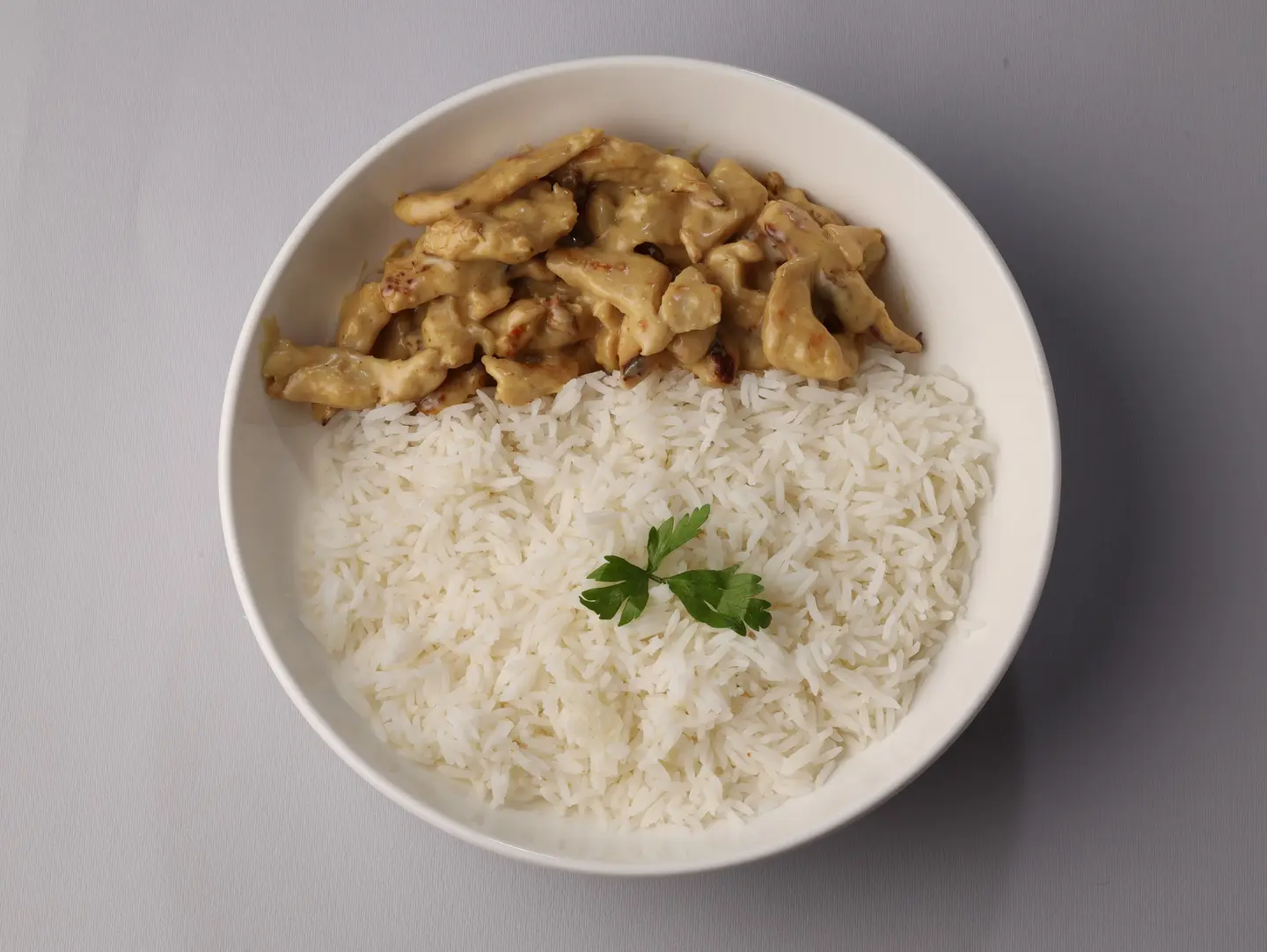 دجاج بصلصة الفول السوداني