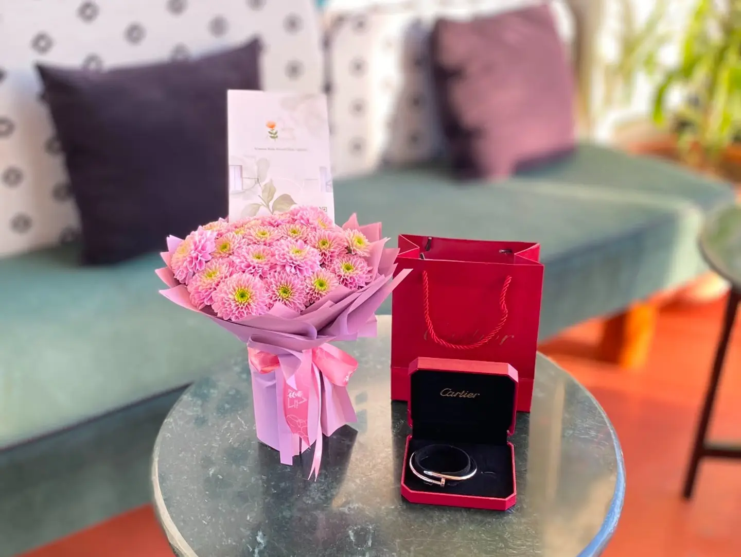 Baby Bouquet With A Silver Cartier Bracelet (11)