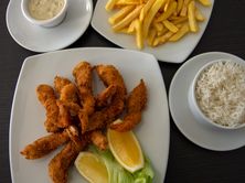 روبيان مقلي مع الأرز الأبيض والبطاطس المقلية
