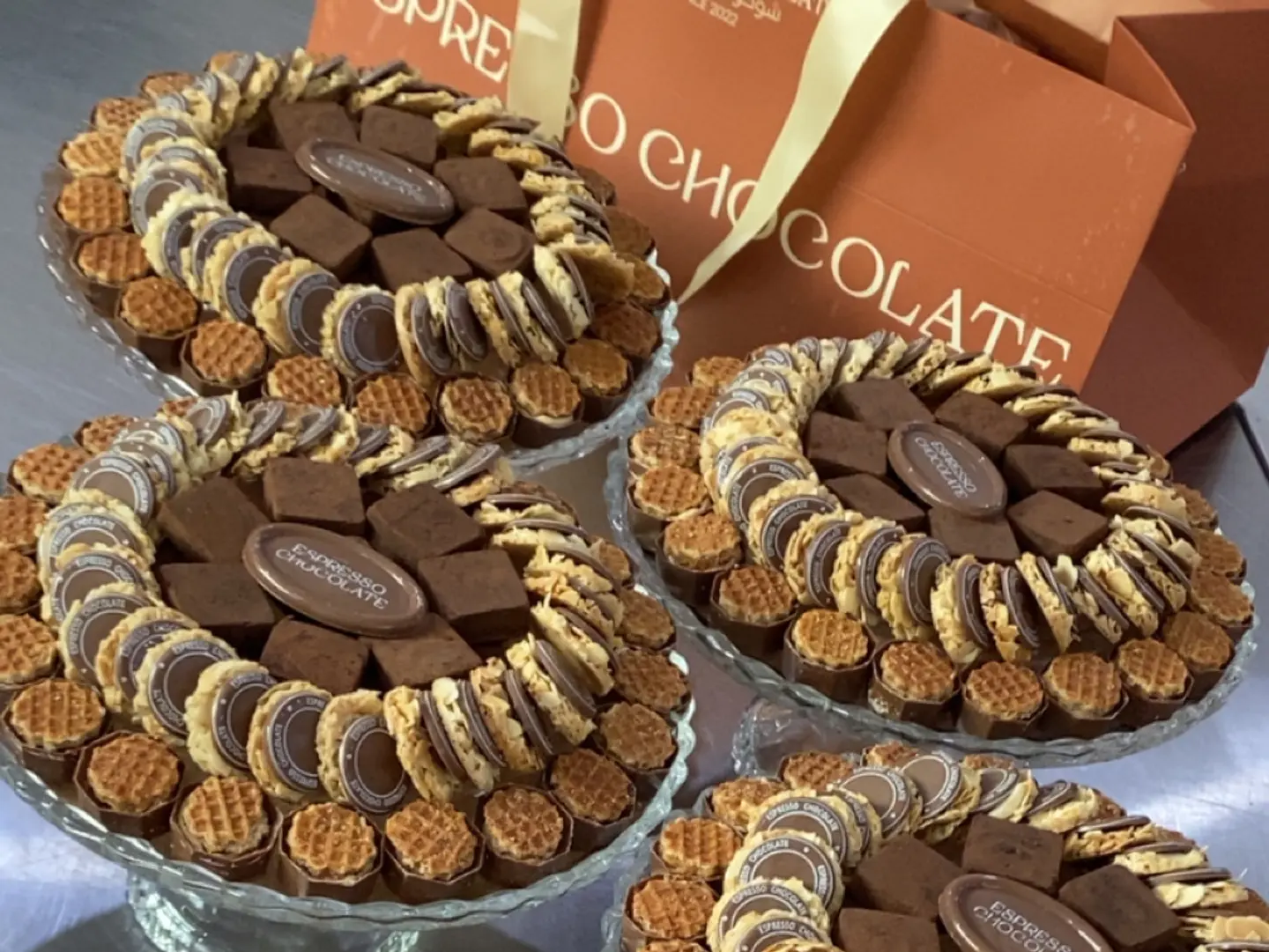 صينية اسبريسو شوكلت الفاخرة.