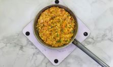 تونة بالبيض في قدر حجري