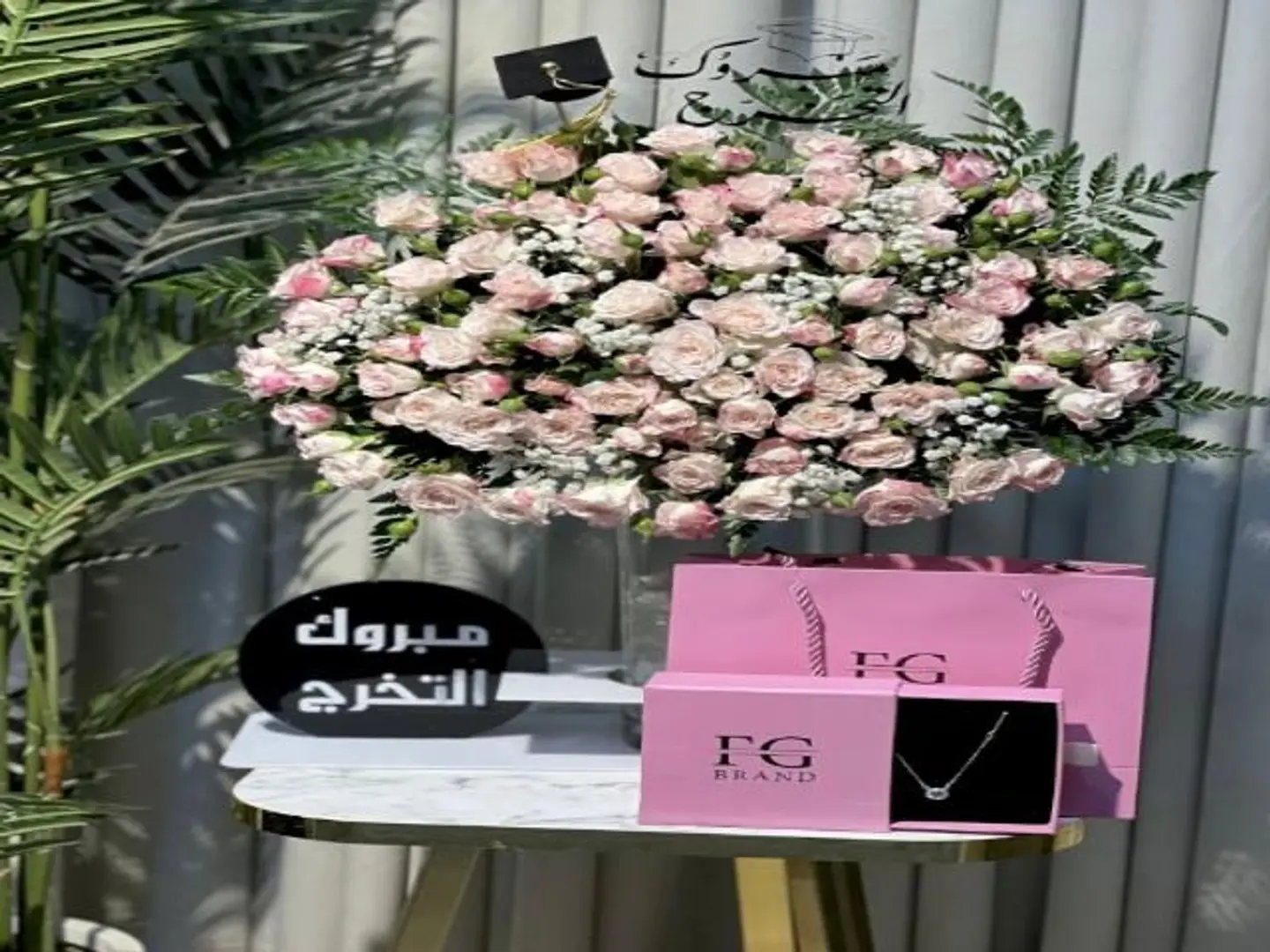 فازة ورد بيبي روز مع ستاند تخرج وسلسال فضة
