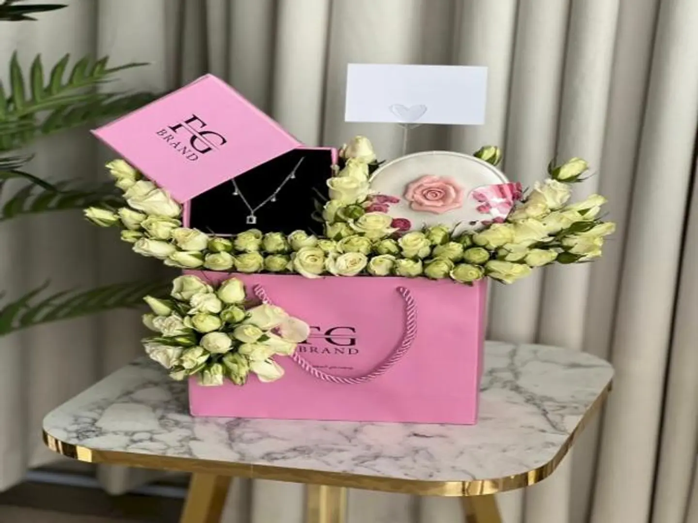تنسيق ورد مع شوكولاتة بستاني وسلسال Fg