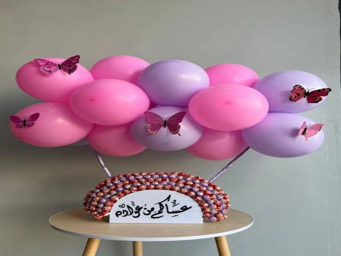 ستاند العيد مع بالون وحلى مصاص