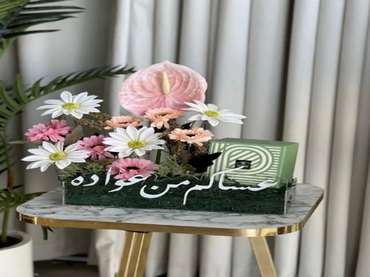 تشوكلت باتشي معا ستاند عيد ورد صناعي