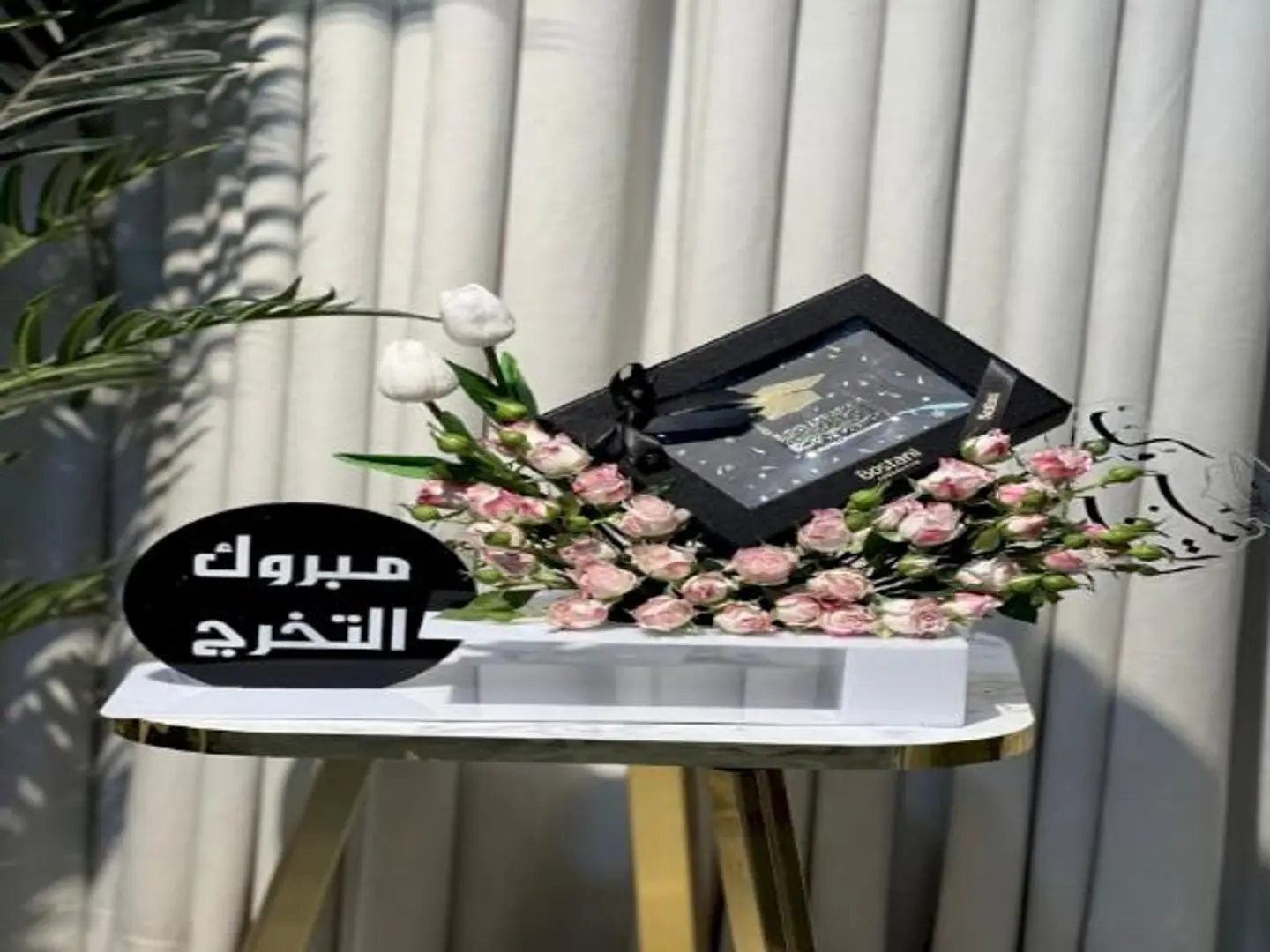 هدية تخرج شوكليت بستاني براند مع ستاند تخرج مع ورد