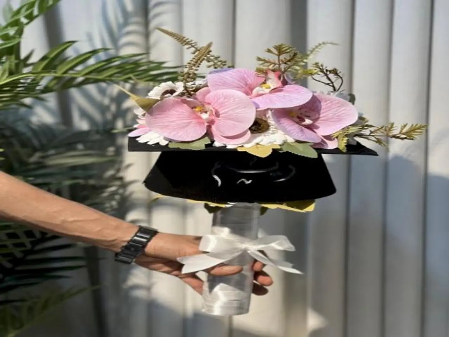 قبعة تخرج ورد صناعي مع كتابة اسم الخريج