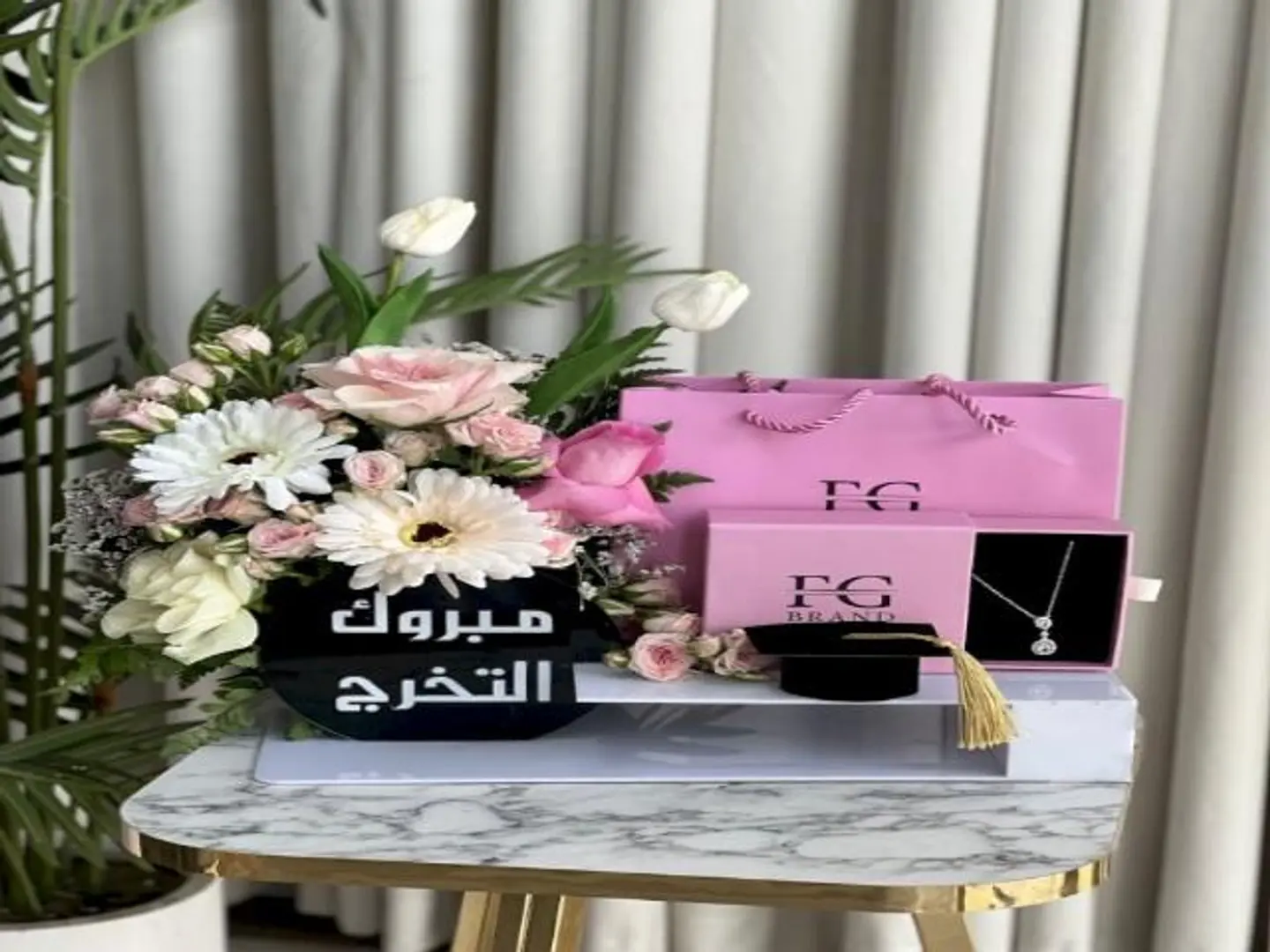 هدية تخرج مع عقد فضة