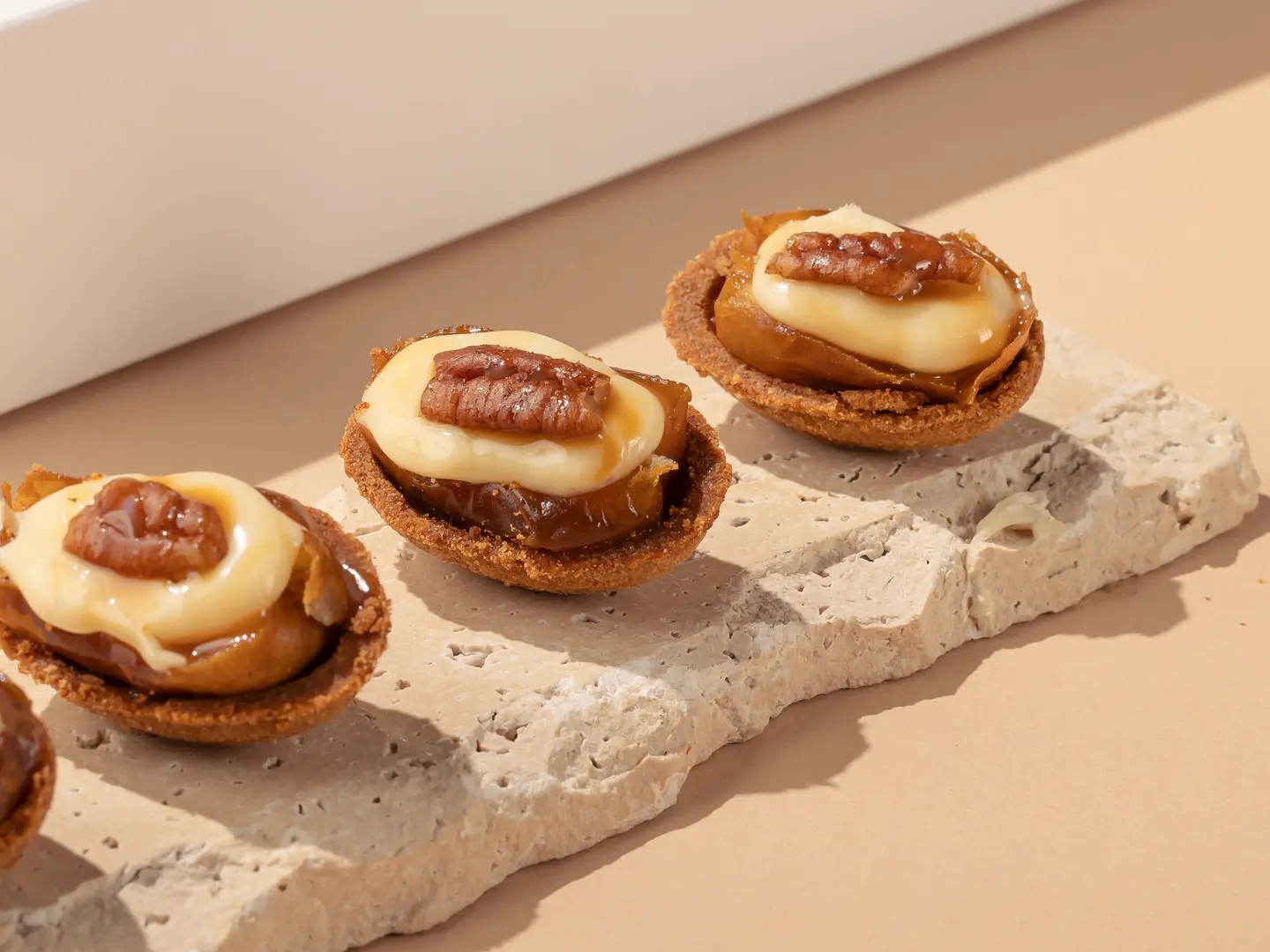 جوزية بر بالتمر وتشيز البيكان