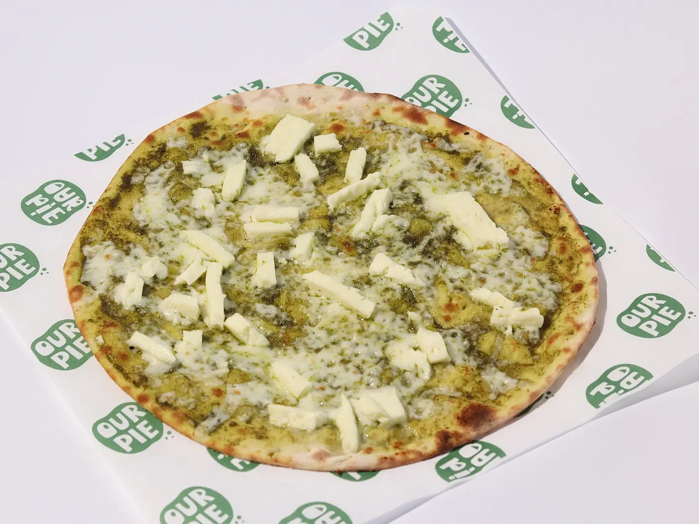 بيتزا حلومي وبيستو