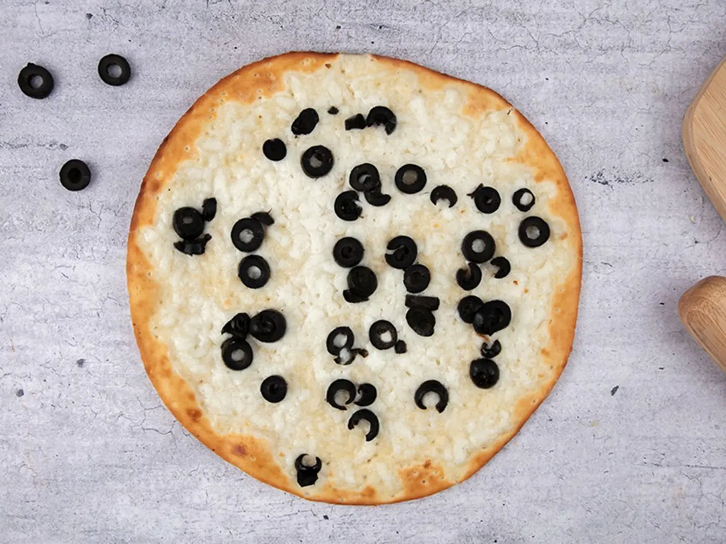 Akkawi Cheese And Olives Manoushe