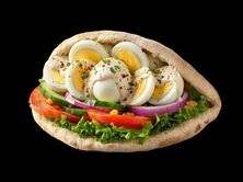 ساندويتش ببيض مسلوق مع جبن