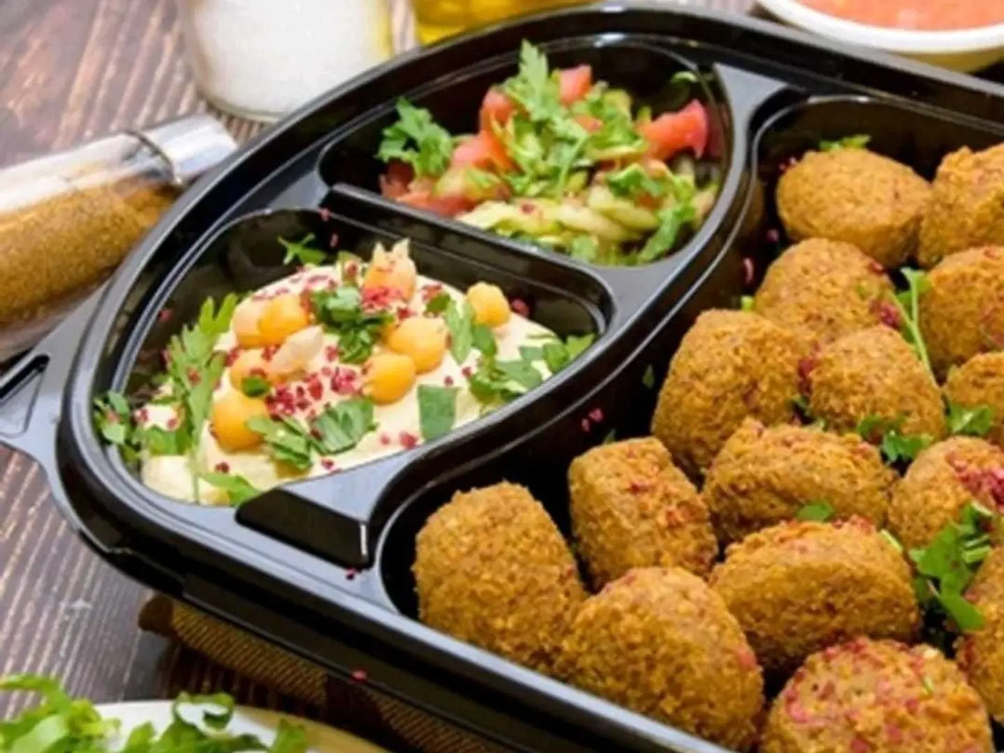 طبق مشكل فلافل مع فول وسلطه