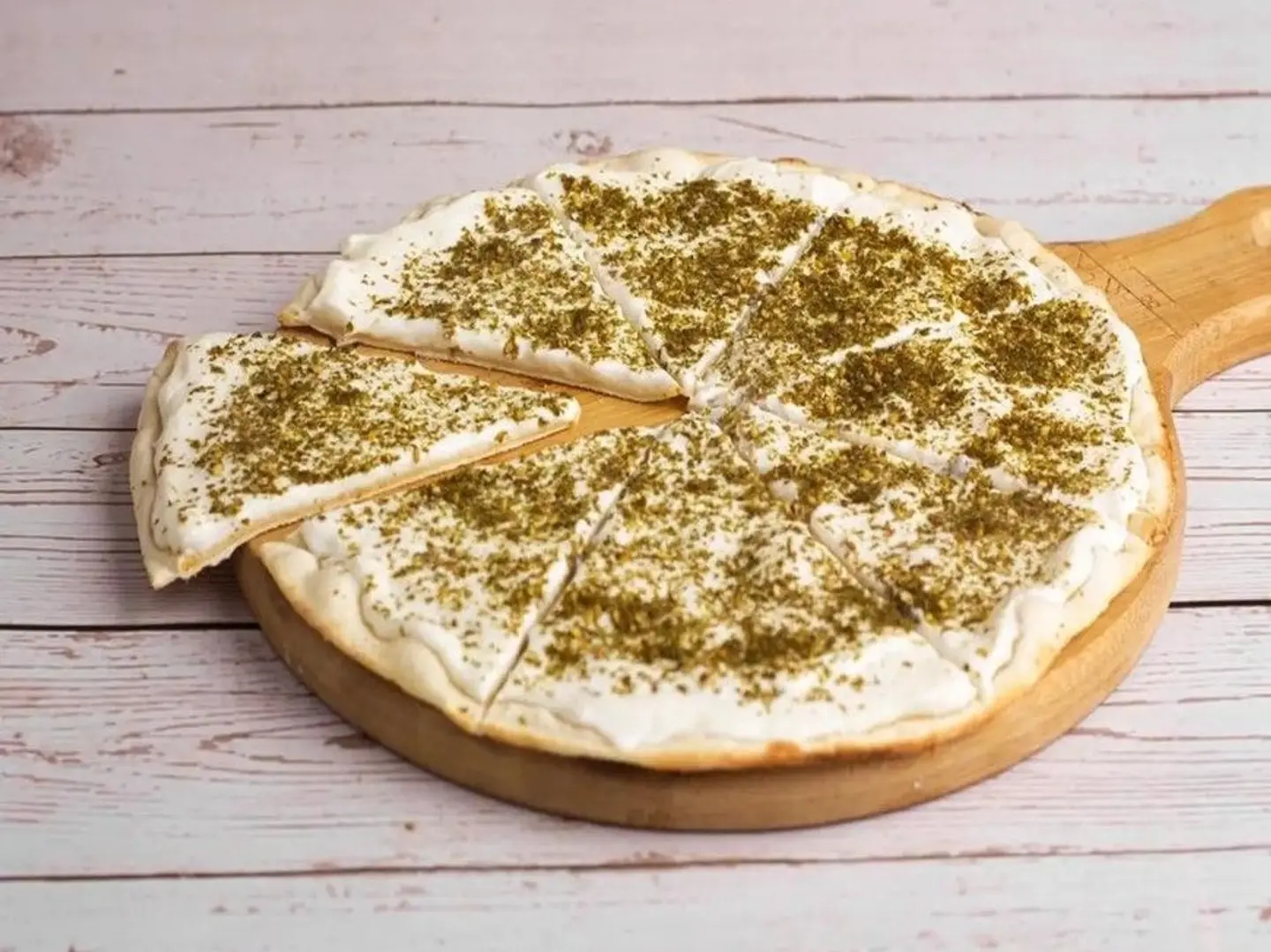 بيتزا بلبنة وزعتر وسط